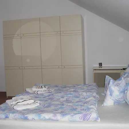 Kis Apartmanhaz דירה