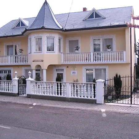 Kis Apartmanhaz *