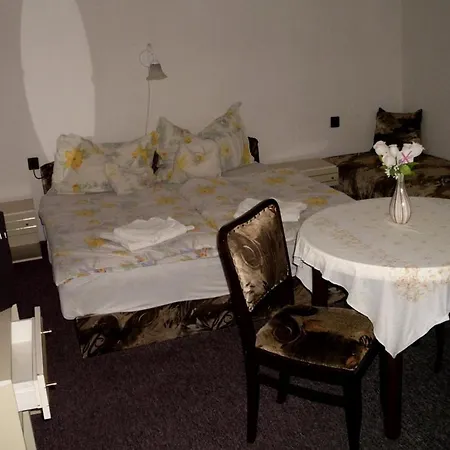 Kis Apartmanhaz דירה *