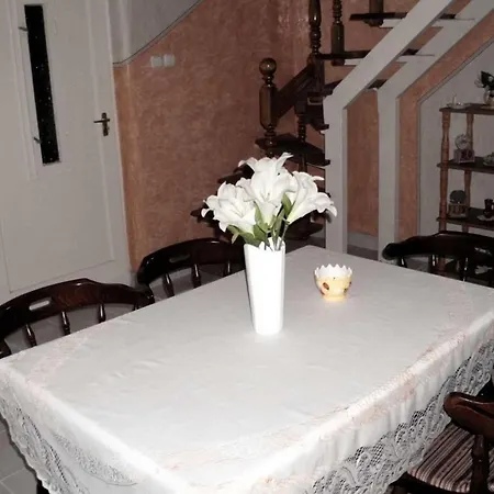 Kis Apartmanhaz דירה