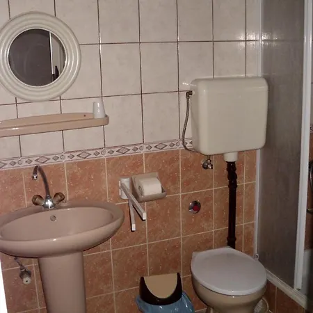 Kis Apartmanhaz דירה *