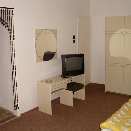 Kis Apartmanhaz *