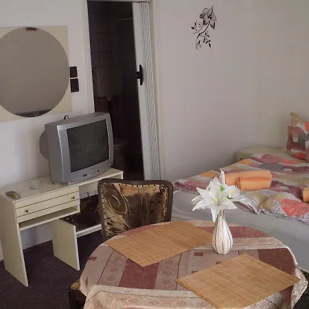 Kis Apartmanhaz *