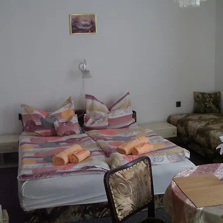 Kis Apartmanhaz דירה *
