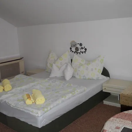 Kis Apartmanhaz דירה *